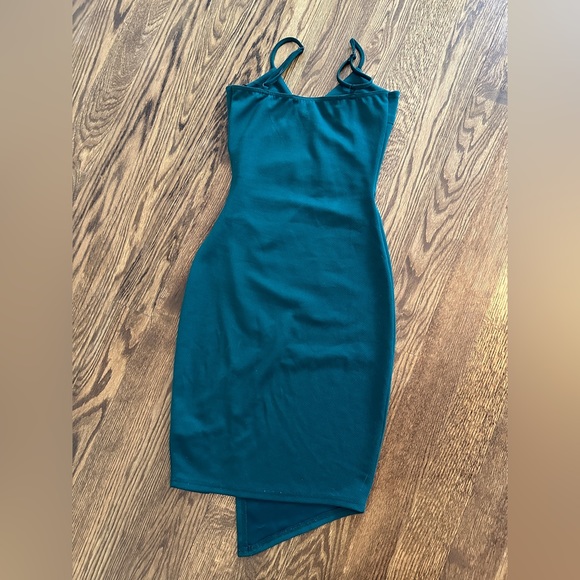 Emerald Green asymmetric dress with leg slit - Picture 2 of 5